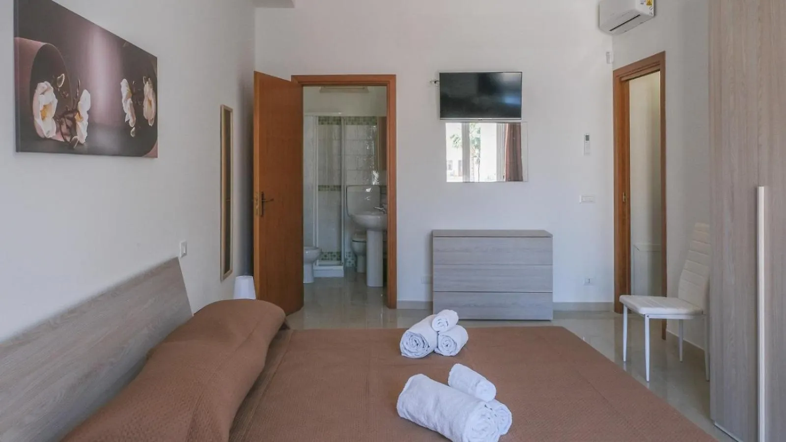 Terrasini Downtown Little Square Apartment 0*,  Italy